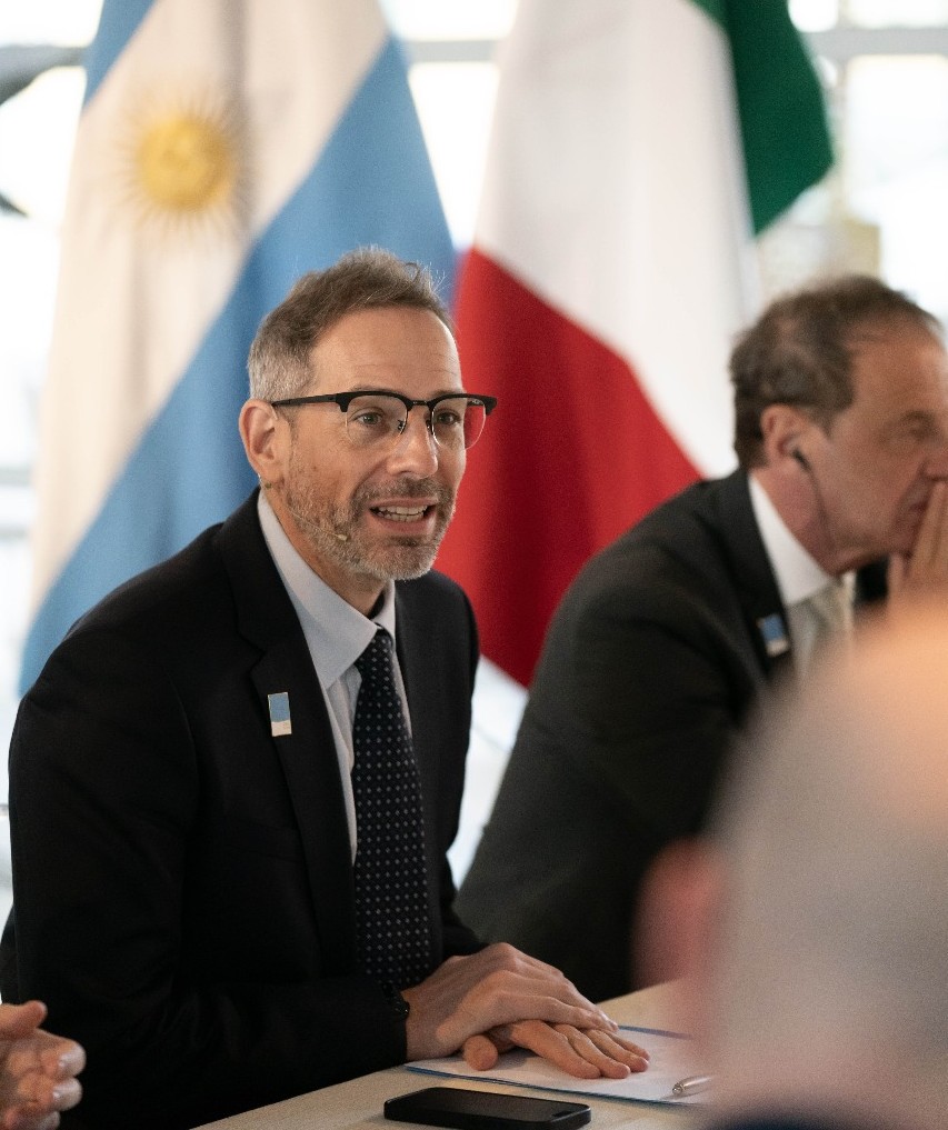 Diego Sucalesca expuso ante autoridades de gobierno, empresarias y diplomáticas italianas.