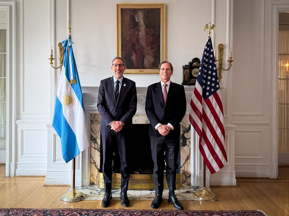 El presidente ejecutivo de PromArgentina, Diego Sucalesca, junto al embajador en Estados Unidos, Alec Oxenford.