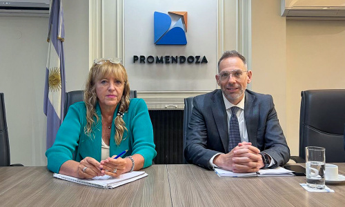 Diego Sucalesca junto a la titular de la agencia provincial ProMendoza, Patricia Giménez.