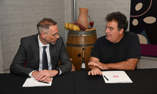 Diego Sucalesca y Alejandro Vigil firmaron el convenio en Mendoza.