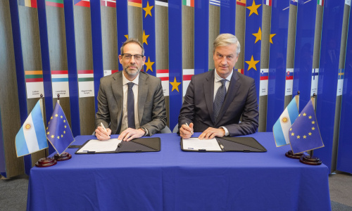 La Carta de Intención firmada por el presidente ejecutivo de la Agencia, Diego Sucalesca, y el embajador de la Unión Europea en Argentina, Erik Høeg