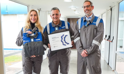 Karina Milei y Diego Sucalesca entregaron la distinción a Horacio Marín, CEO de YPF.