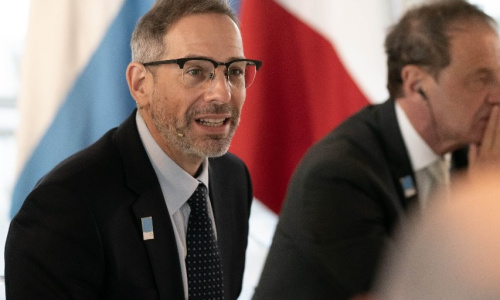 Diego Sucalesca expuso ante autoridades de gobierno, empresarias y diplomáticas italianas.