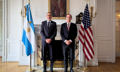 El presidente ejecutivo de PromArgentina, Diego Sucalesca, junto al embajador en Estados Unidos, Alec Oxenford.