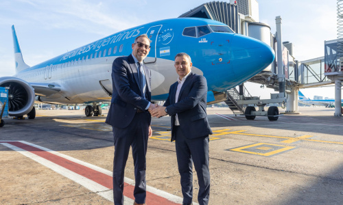 Diego Sucalesca y Fabián Lombardo firmaron el acuerdo entre PromArgentina y Aerolíneas Argentinas.