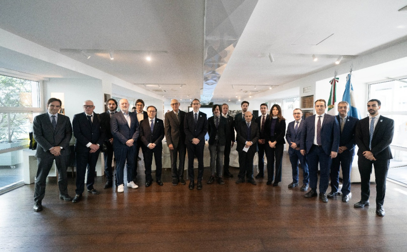 Sucalesca planteó las ventajas argentinas en sectores de la construcción, alimentos, software y automotriz.