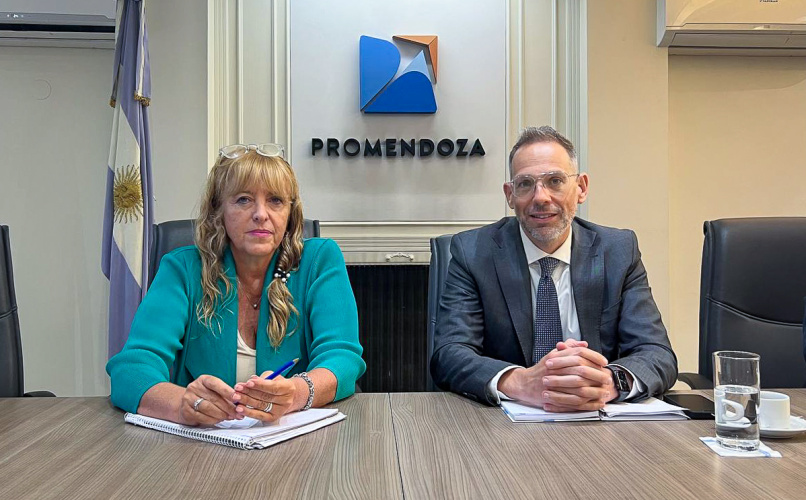 Diego Sucalesca junto a la titular de la agencia provincial ProMendoza, Patricia Giménez.