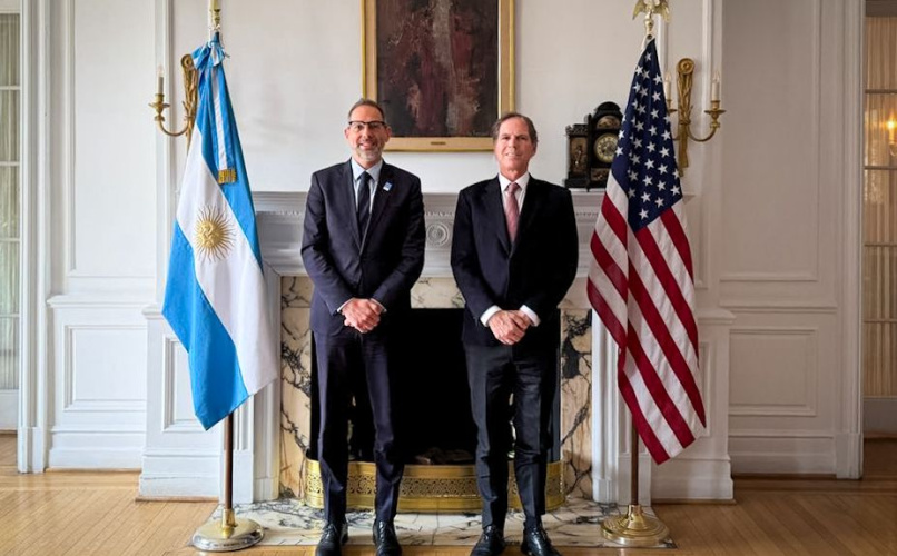 El presidente ejecutivo de PromArgentina, Diego Sucalesca, junto al embajador en Estados Unidos, Alec Oxenford.