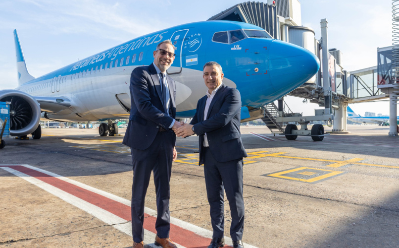 Diego Sucalesca y Fabián Lombardo firmaron el acuerdo entre PromArgentina y Aerolíneas Argentinas.