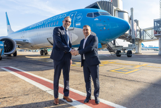 Diego Sucalesca y Fabián Lombardo firmaron el acuerdo entre PromArgentina y Aerolíneas Argentinas.
