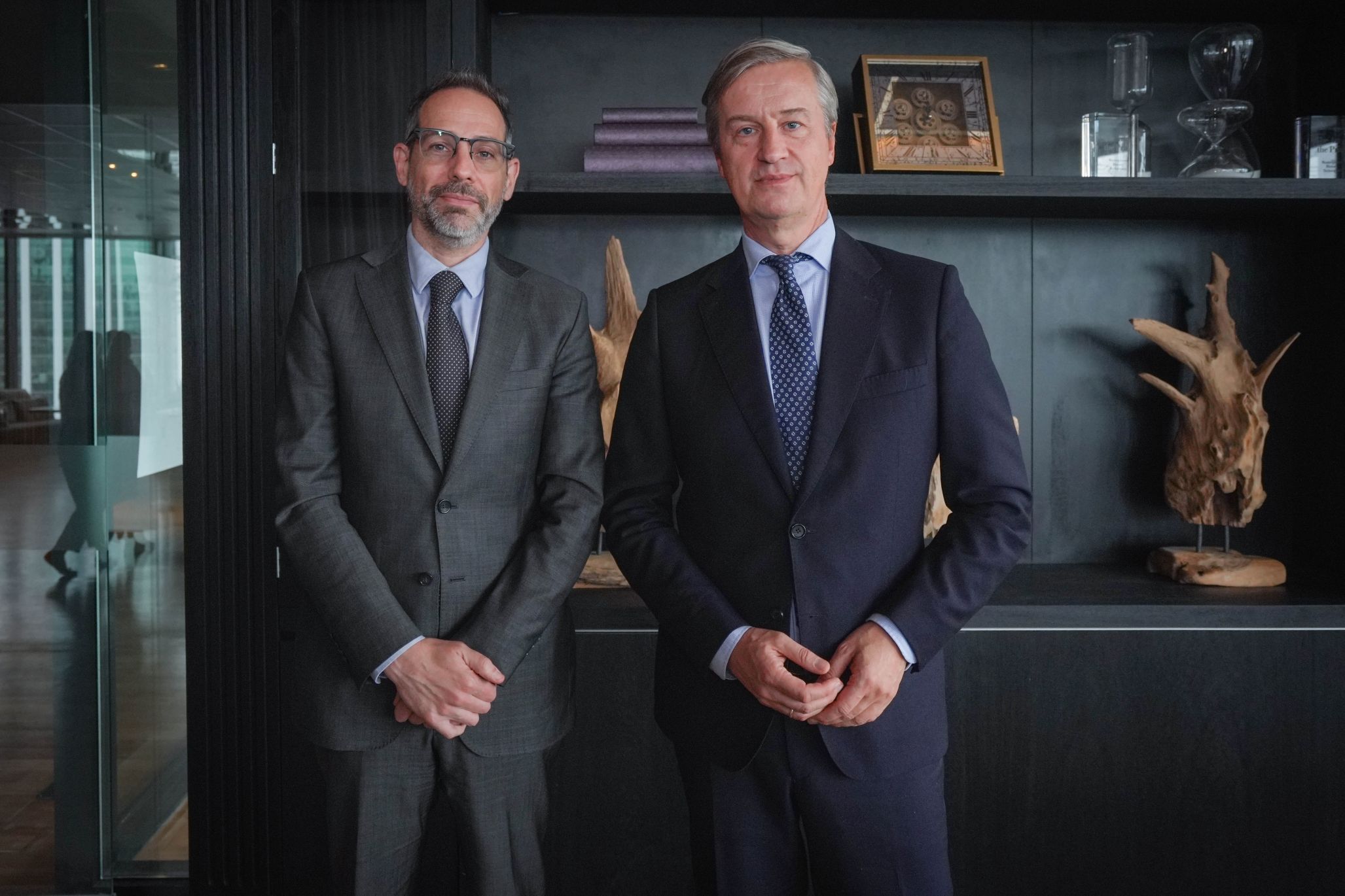 Diego Sucalesca junto al embajador de la Unión Europea, Erik Høeg.