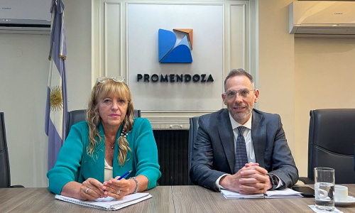 Diego Sucalesca junto a la titular de la agencia provincial ProMendoza, Patricia Giménez.