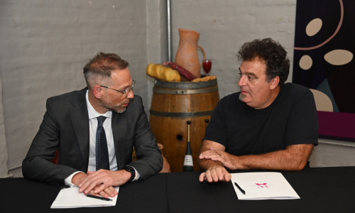 Diego Sucalesca y Alejandro Vigil firmaron el convenio en Mendoza.