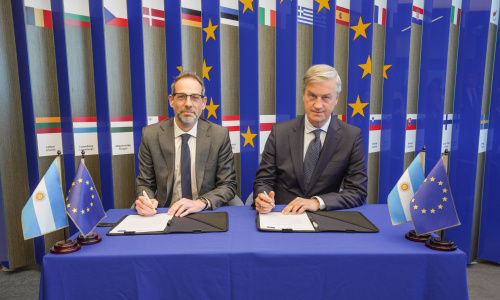 La Carta de Intención firmada por el presidente ejecutivo de la Agencia, Diego Sucalesca, y el embajador de la Unión Europea en Argentina, Erik Høeg