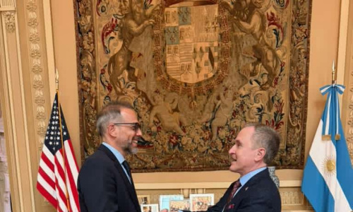 El embajador estadounidense Peter Lamelas recibió a Diego Sucalesca en un encuentro de trabajo.