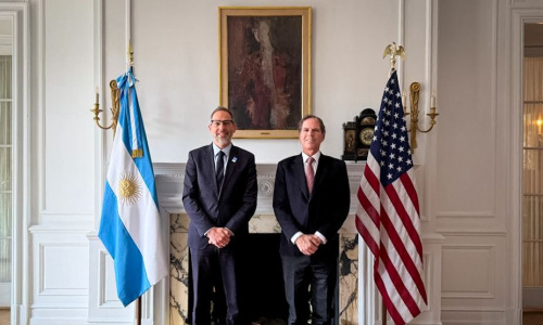 Sucalesca y el embajador Alec Oxenford se reunieron en Washington.