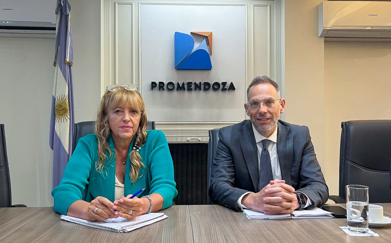 Diego Sucalesca junto a la titular de la agencia provincial ProMendoza, Patricia Giménez.