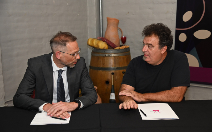 Diego Sucalesca y Alejandro Vigil firmaron el convenio en Mendoza.