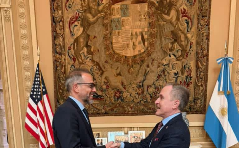 El embajador estadounidense Peter Lamelas recibió a Diego Sucalesca en un encuentro de trabajo.